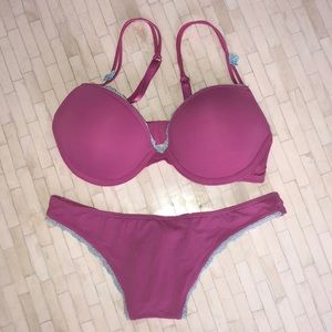 WONDERBRA Bra & Thong Set in Fuschia - GUC